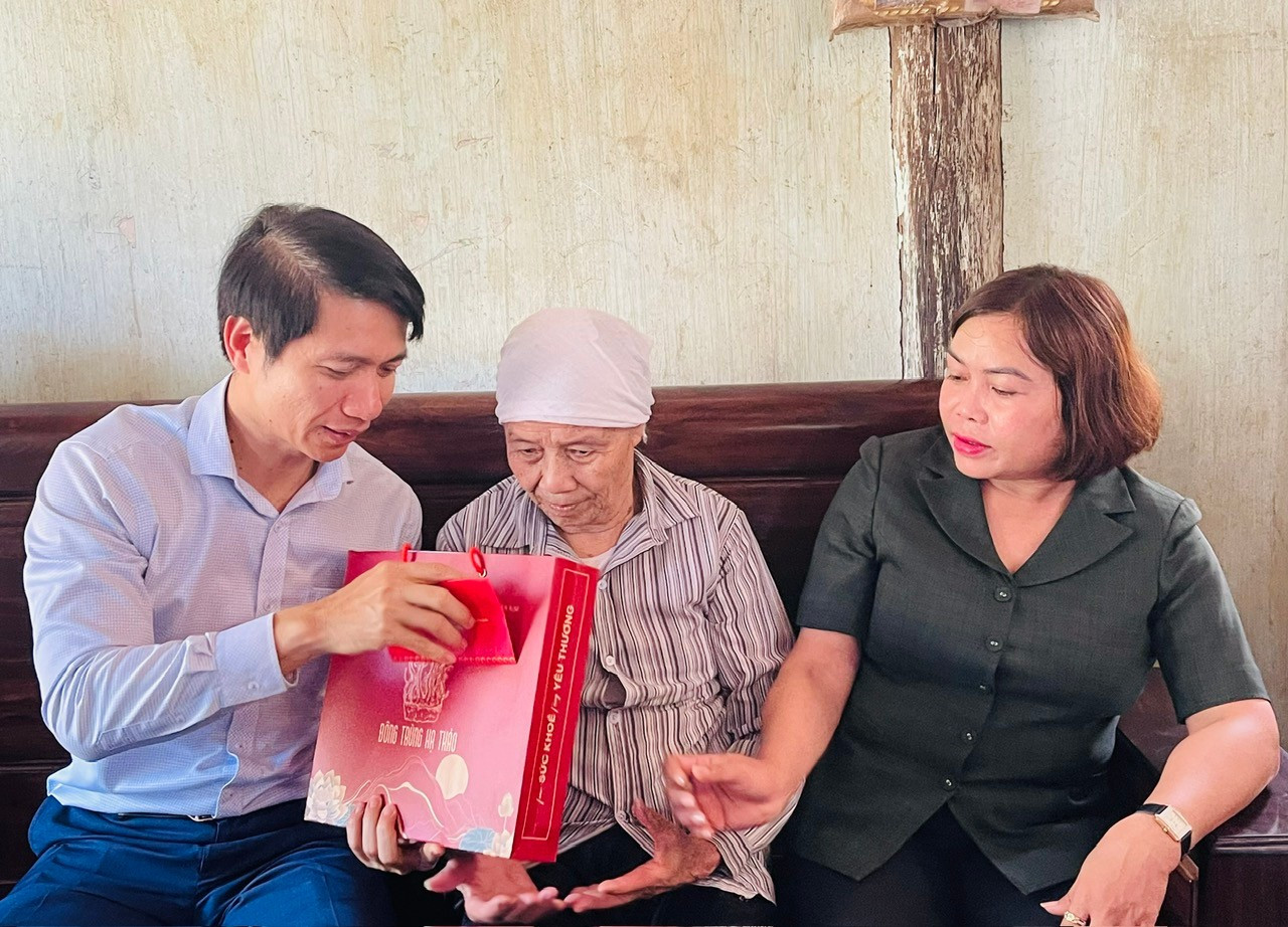 Wakil Sekretaris Komite Partai Provinsi Nguyen Ngoc Luong mengunjungi Ibu Pahlawan Vietnam, Ha Thi Choi. Foto: A.H. z6379946968648-ebe741d8344c5404b69e7a99f662b15d.jpg