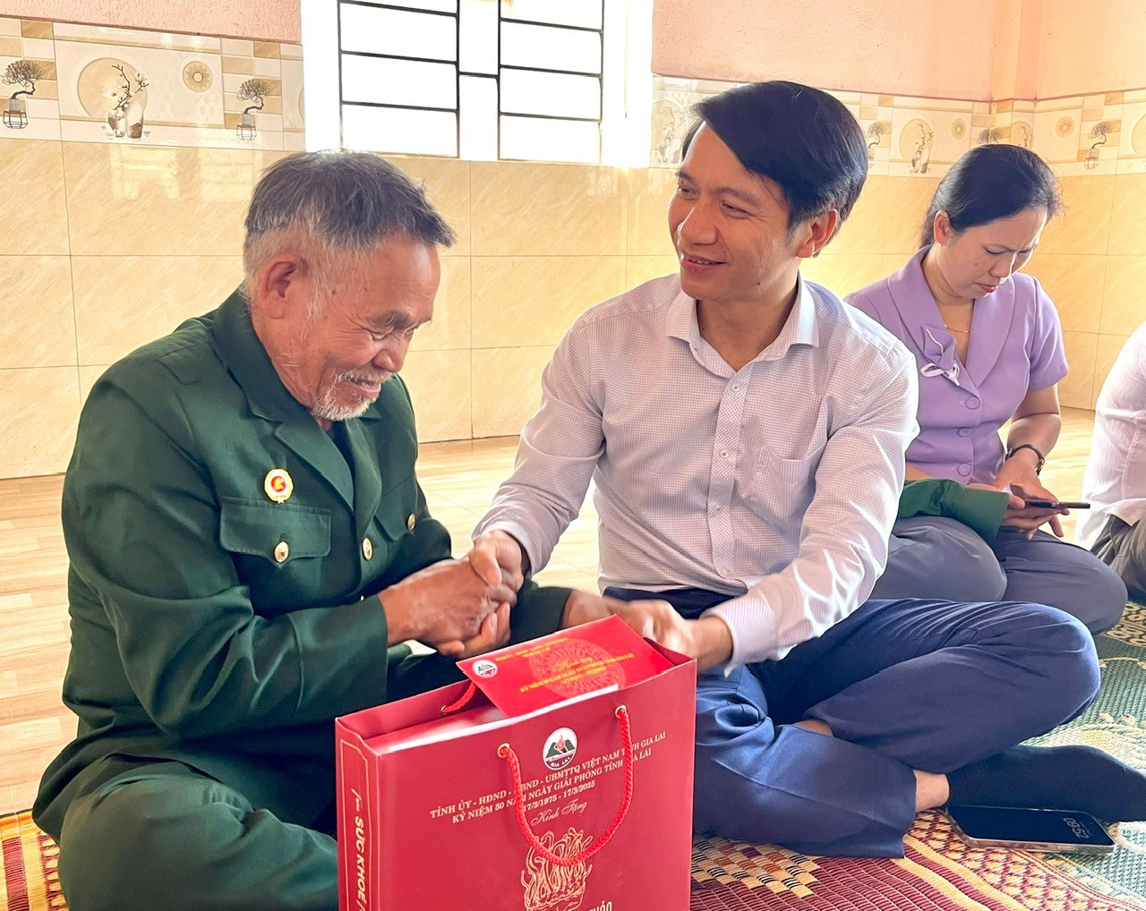 Wakil Sekretaris Komite Partai Provinsi mengunjungi dan memberikan bingkisan kepada Bapak Siu Brop—seorang penyandang cacat perang, tahanan, dan peracun kimia di Desa O Ngol (Komune Ia Ve). Foto: A.H z6379054882407-35674a72b15c779c9f998a232e638b4c.jpg