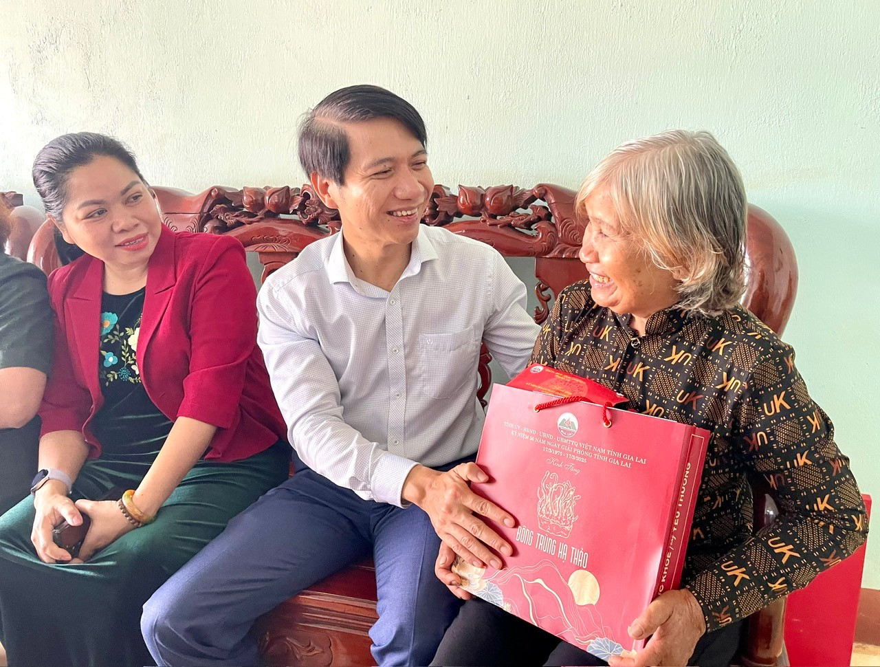Wakil Sekretaris Komite Partai Provinsi mengunjungi Pahlawan Angkatan Bersenjata Rakyat Kpa O. Foto: A.H. z6379051056507-1ac18c162c63242ce3a2777b13f06859.jpg