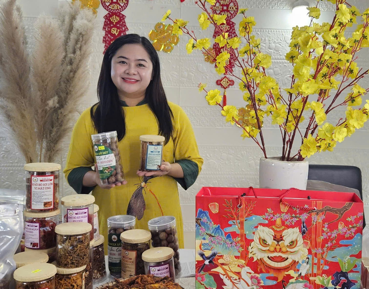 លោកស្រី Tran Thi Be នាយកក្រុមហ៊ុន Tran Lam Gia Phat One Member Co., Ltd. សប្បាយចិត្តដែលចំនួនការបញ្ជាទិញបានកើនឡើងទ្វេដងបើធៀបនឹងឆ្នាំមុន។ រូបថត៖ Dong Lai chi-tran-thi-be-giam-doc-cong-ty-tnhh-mot-thanh-vien-tran-lam-gia-phat-rat-hao-hung-khi-so-luong-don-hang-tang-gap-doi-so-voi-nam-truoc-anh-dong-lai.jpg