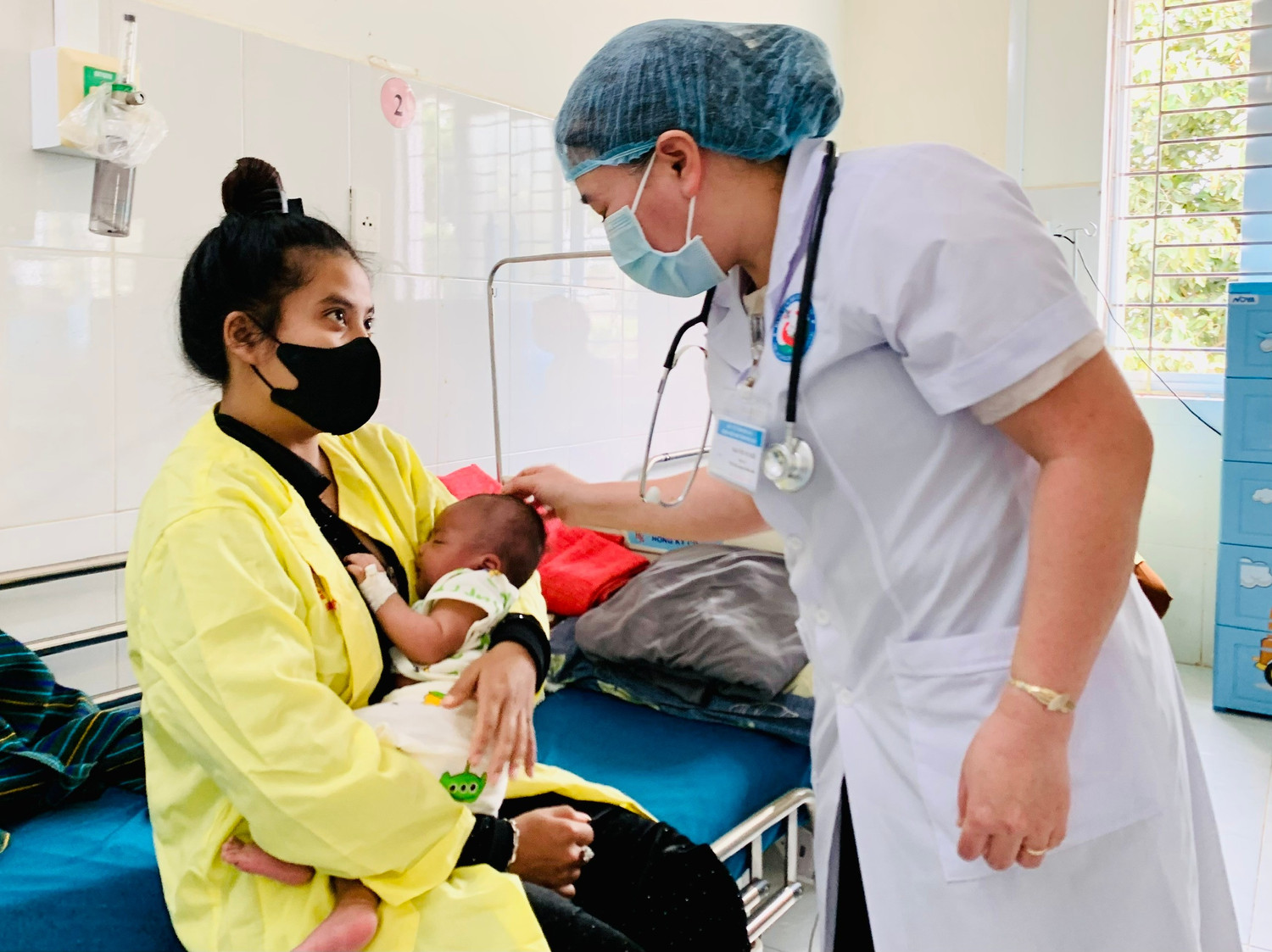 La grippe saisonnière peut disparaître spontanément après un certain temps, mais elle peut aussi entraîner de graves complications, notamment chez les enfants, les personnes âgées et les personnes souffrant de maladies sous-jacentes. Photo : Nhu Nguyen z6298309431356-4d4c0d9624d879e32068d9ab9f0d5882.jpg