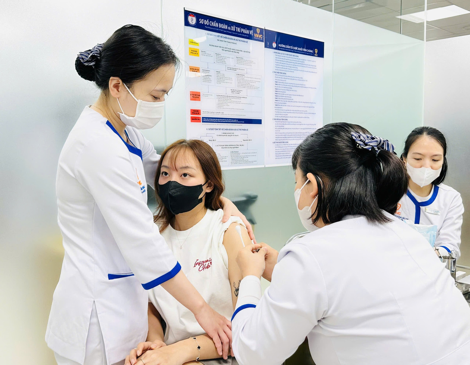 Selon les statistiques, le nombre de personnes se rendant volontairement aux centres de vaccination antigrippale du VNVC à An Khe et Pleiku, ainsi que dans près de 220 centres VNVC à l'échelle nationale, a augmenté de près de 200 % par rapport aux jours habituels. Photo : Nhu Nguyen z6295682842135-7b3e224a30b608c5e33a6b95a3446ef8.jpg