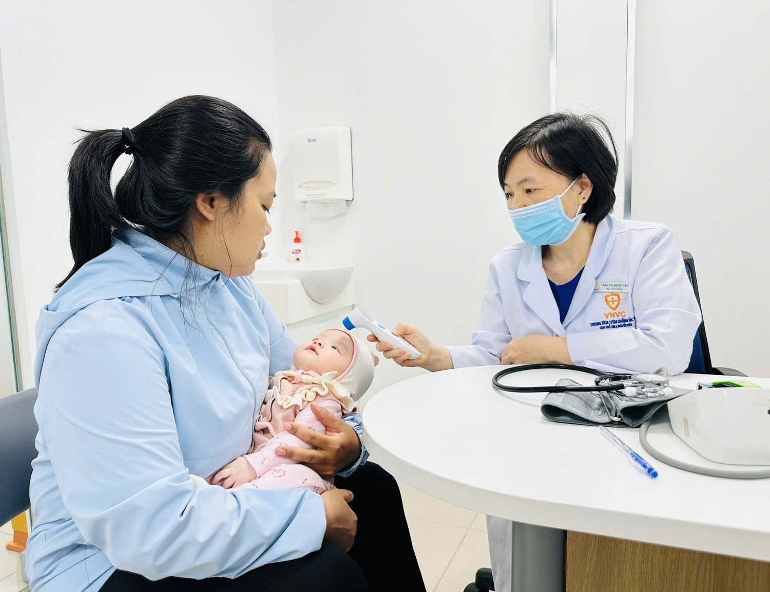 Au centre de vaccination VNVC de Pleiku, les médecins examinent les patients avant la vaccination. Photo : Nhu Nguyen z6295682847337-ce966c65ea58cfb2d3beb76f492b4dc5.jpg