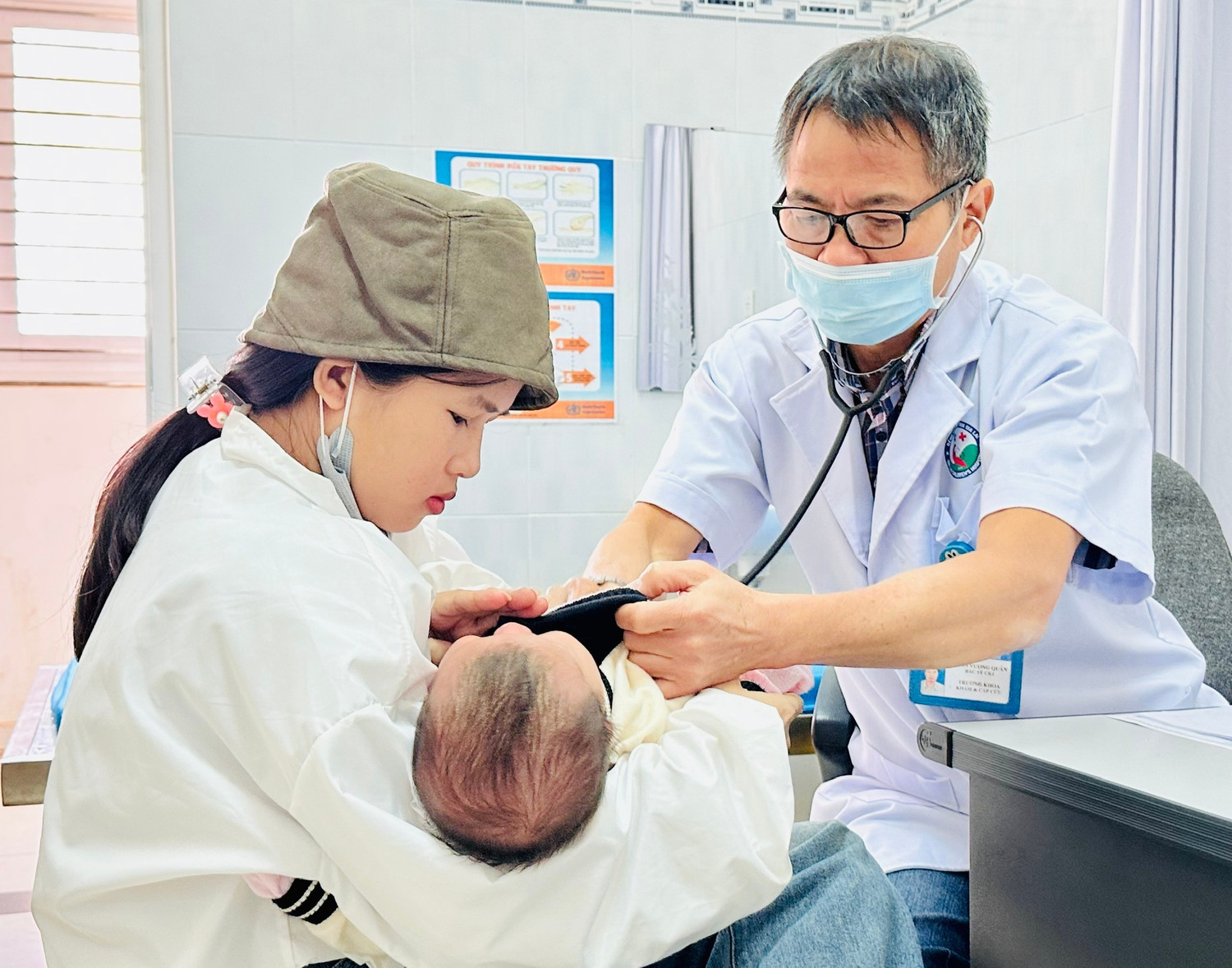 Un médecin examine un enfant à l'hôpital pour enfants de Gia Lai. Photo : Nhu Nguyen z6298309448544-e20f8a7c5ec0099d56b43a1924fe9aa7.jpg