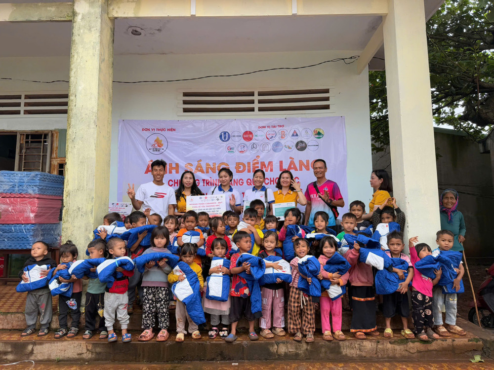 Học sinh vui mừng đón nhận áo ấm do các nhà tài trợ trao tặng. Ảnh: H.H Học sinh vui mừng đón nhận áo ấm do các nhà tài trợ trao tặng. Ảnh: H.H