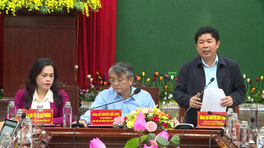 ຄະນະປະຈຳຄະນະບໍລິຫານງານສູນກາງພັກແຂວງ Quy Nhon ເປັນປະທານກອງປະຊຸມ. (ພາບ: ເຢືອງ) quy-nhon-2.jpg