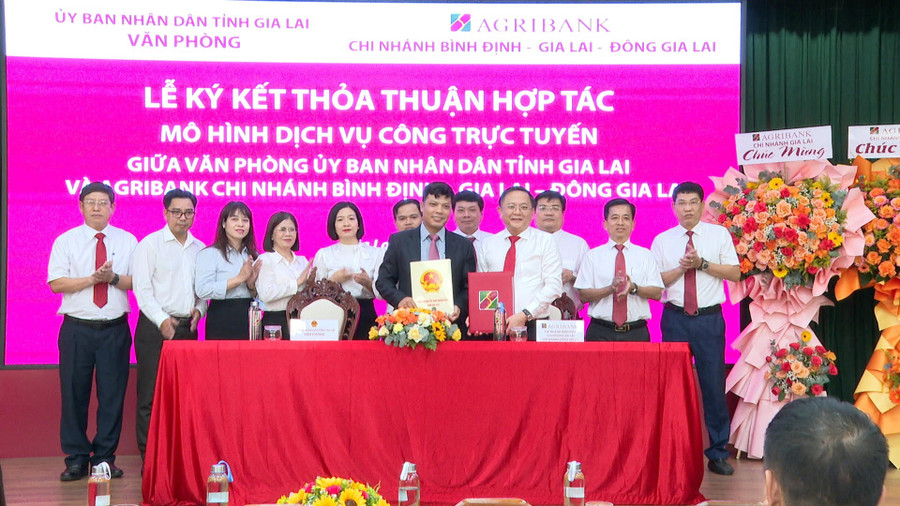 Văn phòng UBND tỉnh Gia Lai và hệ thống Agribank trên địa bàn tỉnh ký kết hợp tác triển khai mô hình dịch vụ công trực tuyến. Ảnh: Bình Dương ky-ket.jpg