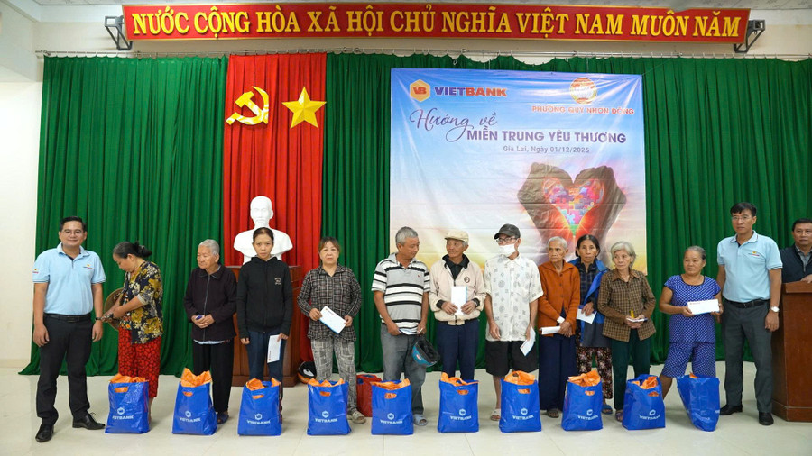 Vietbank trao quà cho đồng bào vùng lũ Gia Lai.