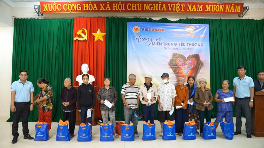 Vietbank trao quà cho đồng bào vùng lũ Gia Lai.