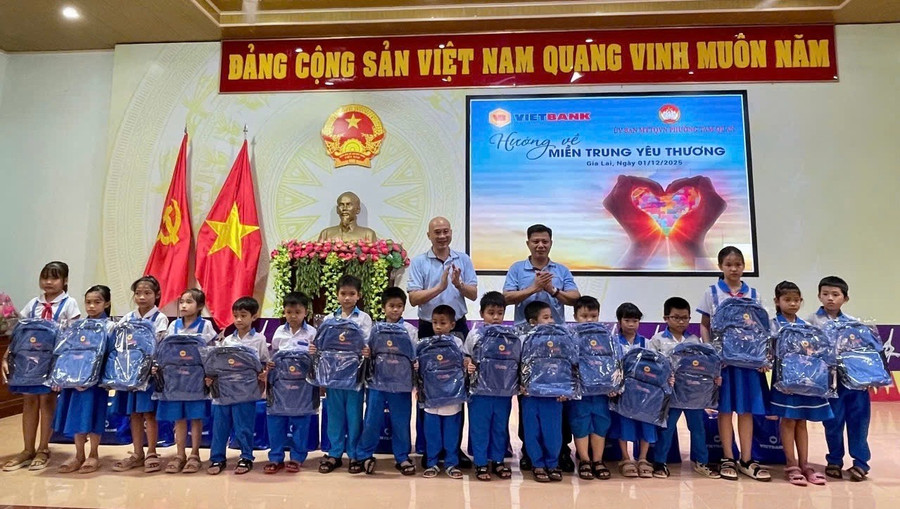 Vietbank trao 200 ba lô cho các em học sinh vùng lũ. Ảnh: Dũng Nhân