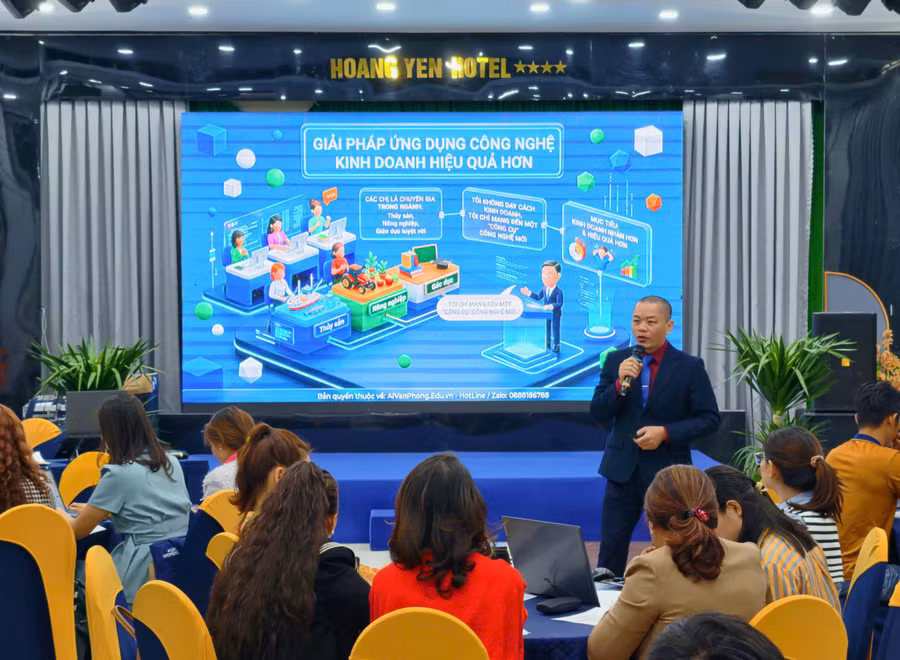tien-si-nguyen-trung-hoa-giam-doc-trung-tam-dao-tao-va-hop-tac-quoc-te-truong-cao-dang-cong-thuong-mien-trung-trinh-bay-chuyen-de-ung-dung-ai-trong-kinh-doanh.jpg