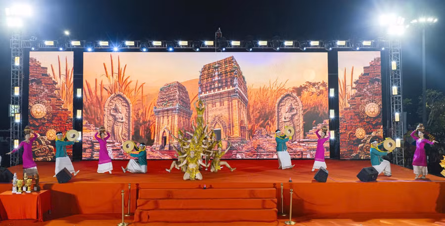 Tiết mục nghệ thuật mang đậm sắc màu văn hóa Chăm tại lễ khai mạc. Ảnh: Dũng Nhân