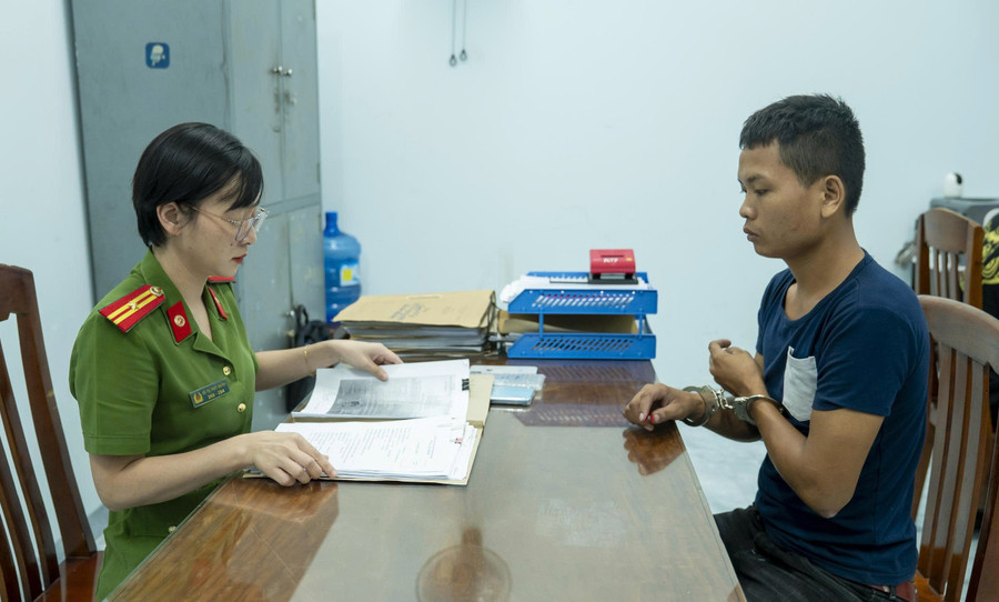 Công an phường Quy Nhơn lấy lời khai đối tượng Ngô Văn Bình. Ảnh: Dũng Nhân 810-anh-1.jpg