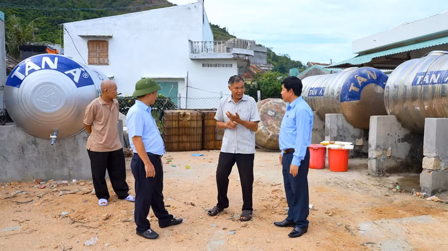 lanh-dao-phuong-quy-nhon-trao-doi-ban-quan-ly-du-an-cap-nuoc-hai-minh-ve-cach-thuc-cung-cap-cho-nguoi-dan.jpg
