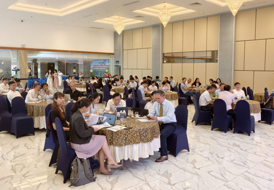 Các đại biểu trao đổi giải pháp phát triển chuỗi cung ứng gỗ bền vững. Ảnh: Dũng Nhân 269-hoi-thao-3.jpg