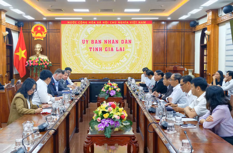 quang-canh-cuoc-lam-viec.jpg