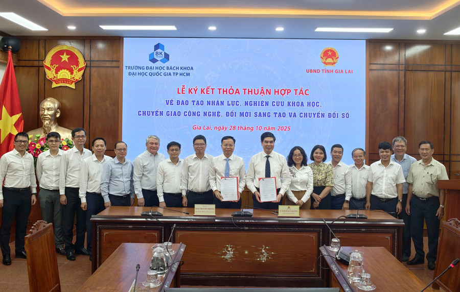 UBND tỉnh Gia Lai và Trường Đại học Bách khoa TP. Hồ Chí Minh ký kết thỏa thuận hợp tác. Ảnh: Dũng Nhân 2810-4.jpg