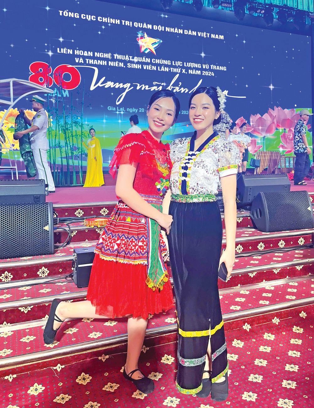 Hạ sĩ Nguyễn Lê Phương Linh (bìa phải) tại Liên hoan nghệ thuật quần chúng lực lượng vũ trang và thanh niên, sinh viên năm 2024. Ảnh: T.D 3-2210.jpg