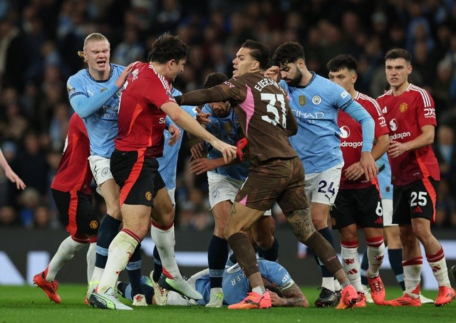 Tranh cãi, xô xát là đặc sản của derby Manchester Tranh cãi, xô xát là đặc sản của derby Manchester
