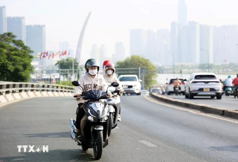 Nhiệt độ cao nhất tại nhiều nơi đạt ngưỡng 33-35 độ C, có nơi trên 35 độ C. (Ảnh: Hồng Đạt/TTXVN) Nhiệt độ cao nhất tại nhiều nơi đạt ngưỡng 33-35 độ C, có nơi trên 35 độ C. (Ảnh: Hồng Đạt/TTXVN)