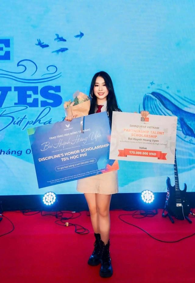 Aishley Bùi tự hào với thành tích vừa đạt được sau 12 năm đèn sách Aishley Bùi tự hào với thành tích vừa đạt được sau 12 năm đèn sách