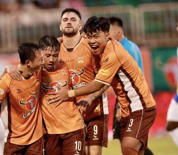 Lực lượng của HAGL không hề yếu, dù hiện tại tạm vắng Lý Đức (phải) vì đang điều trị chấn thương Lực lượng của HAGL không hề yếu, dù hiện tại tạm vắng Lý Đức (phải) vì đang điều trị chấn thương