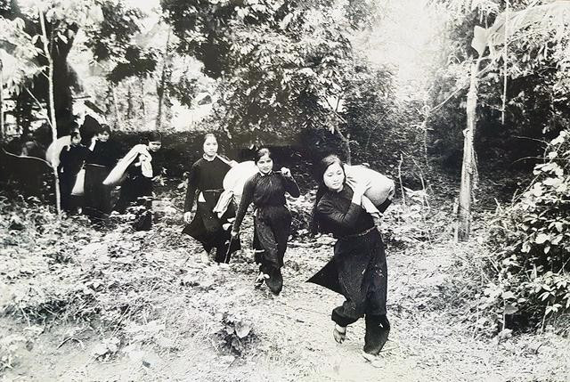 Nhân dân Cao Bằng tiếp lương, tải đạn, phục vụ bộ đội đánh giặc, tháng 2.1979 Nhân dân Cao Bằng tiếp lương, tải đạn, phục vụ bộ đội đánh giặc, tháng 2.1979