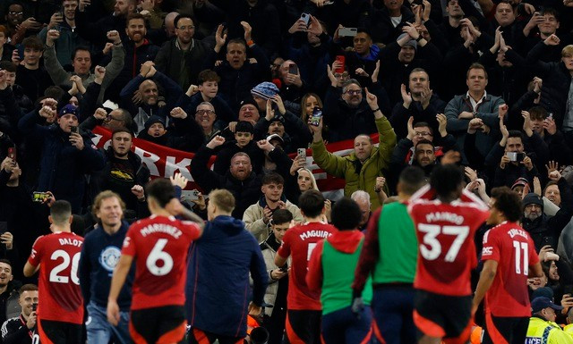 Man United và các cổ động viên vui mừng tại sân Etihad Man United và các cổ động viên vui mừng tại sân Etihad