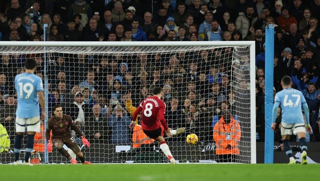 Bruno Fernandes sút thắng phạt đền, gỡ hòa 1-1 cho Man United Bruno Fernandes sút thắng phạt đền, gỡ hòa 1-1 cho Man United