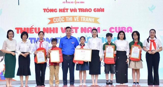 Ban tổ chức trao thưởng cho các thí sinh đoạt giải Ban tổ chức trao thưởng cho các thí sinh đoạt giải