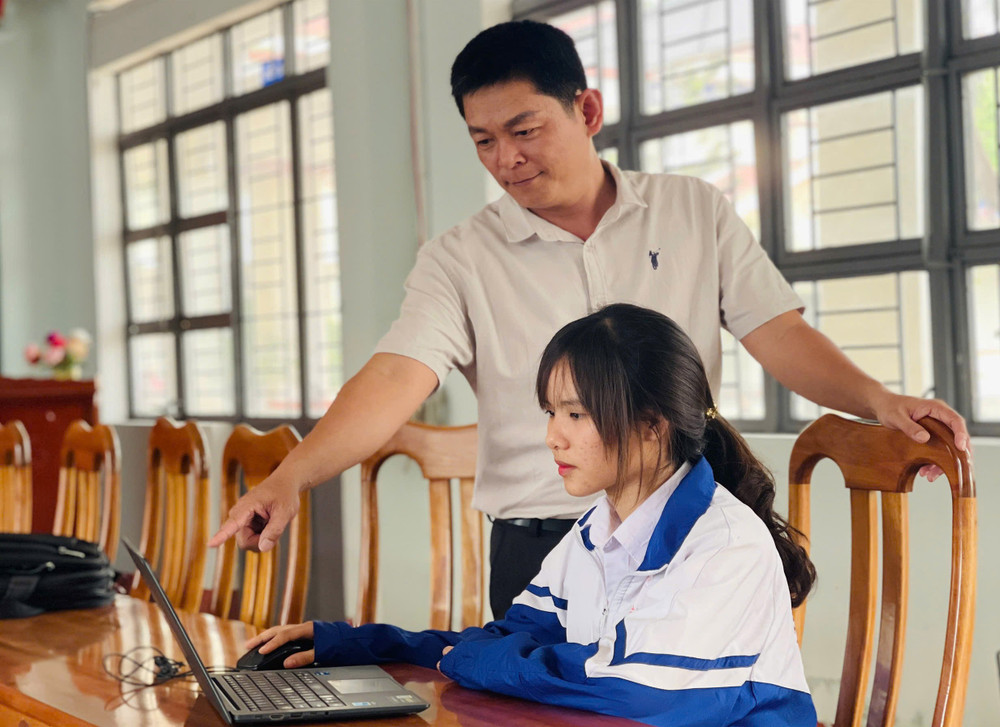 Thầy Nguyễn Thành Nhựt (giáo viên môn Tiếng Anh) hướng dẫn học sinh sử dụng nền tảng học trực tuyến Office 365. Ảnh: T.D thay-nguyen-thanh-nhut-giao-vien-bo-mon-tieng-anh-huong-dan-hoc-sinh-su-dung-nen-tang-hoc-truc-tuyen-office-365anh-td.jpg