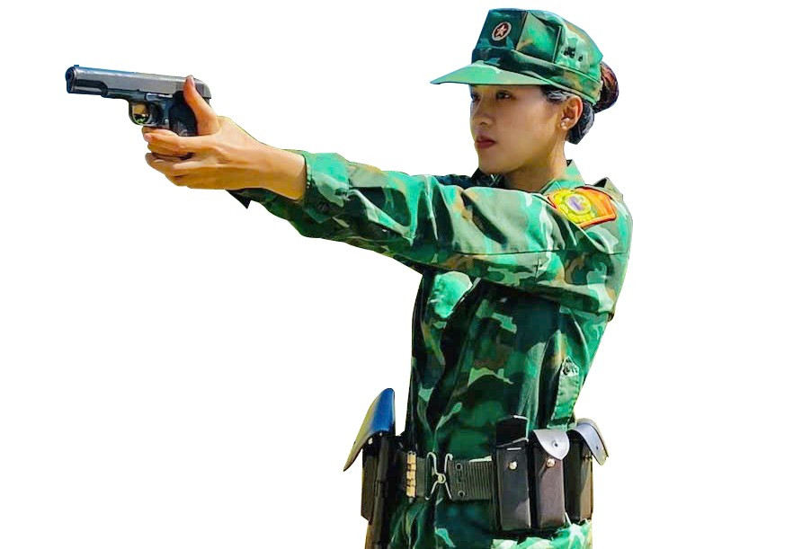 Hạ sĩ Nguyễn Lê Phương Linh tập bắn súng tại đơn vị. Ảnh: T.D 1-5056.jpg