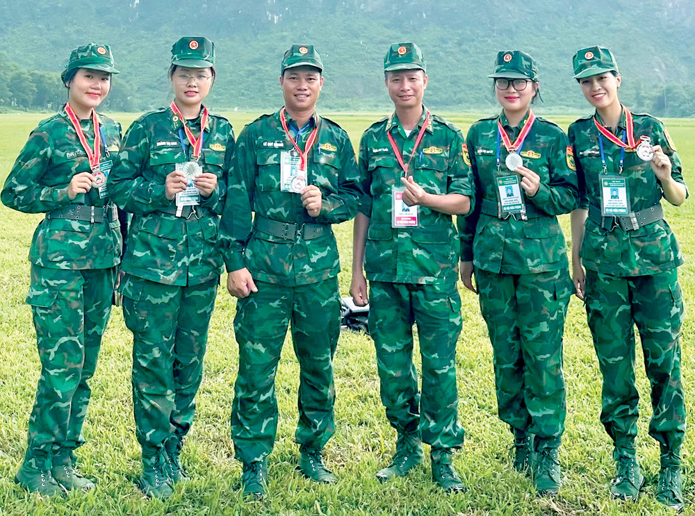 Xuất thân trong gia đình quân nhân nên ngay từ nhỏ, Hạ sĩ Nguyễn Lê Phương Linh (bìa phải) luôn ấp ủ ước mơ trở thành chiến sĩ Biên phòng. Ảnh: T.D 2-5012.jpg