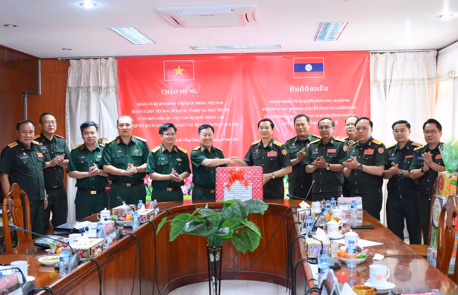 1-thuong-tuong-saichay-kommasith-thu-truong-bo-quoc-phong-tong-tham-muu-truong-qdnd-lao-don-tiep-doan-can-bo-binh-doan-15-sang-tham-chuc-tet.jpg
