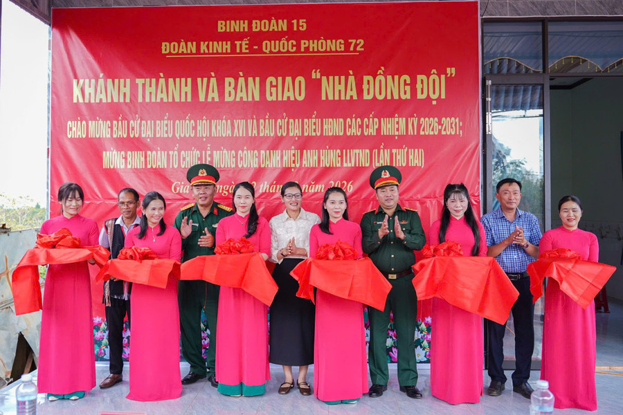 chi-huy-doan-kt-qp-72-cung-dai-dien-dia-phuong-cat-bang-khanh-thanh-va-ban-giao-nha-dong-doi-tang-gia-dinh-chi-kpuih-hmleh-lang-bua-xa-ia-pnon-tinh-gia-lai.jpg
