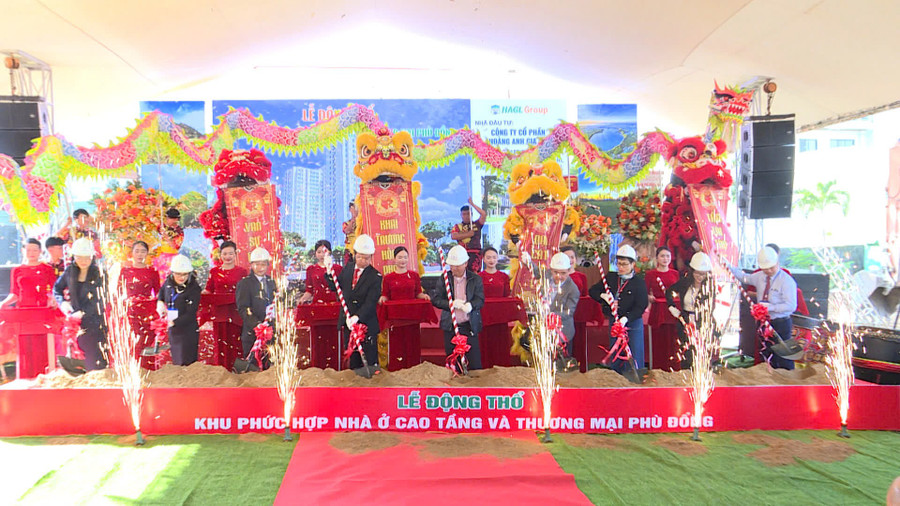 Các đại biểu thực hiện nghi thức động thổ Dự án Khu phức hợp nhà ở cao tầng và thương mại Phù Đổng. Ảnh: Huy Toàn