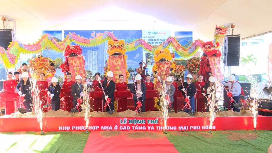 Các đại biểu thực hiện nghi thức động thổ Dự án Khu phức hợp nhà ở cao tầng và thương mại Phù Đổng. Ảnh: Huy Toàn