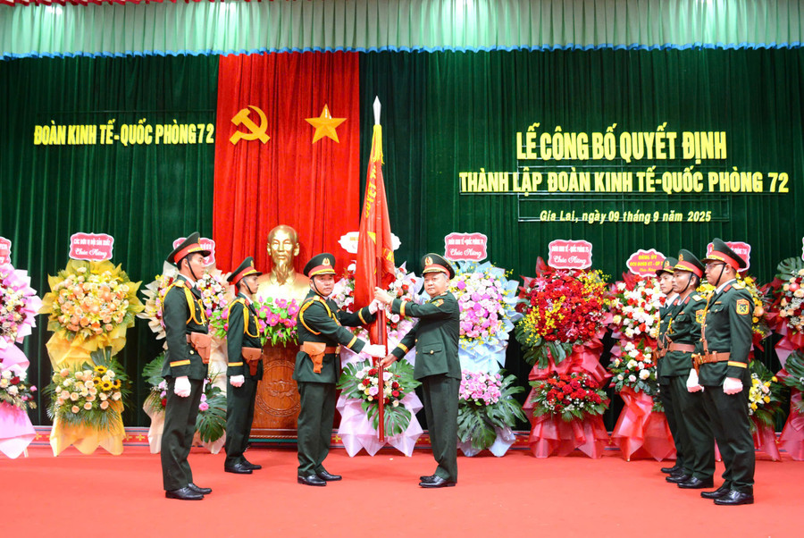 Thiếu tướng Hoàng Văn Sỹ-Tư lệnh Binh đoàn 15 trao quân kỳ quyết thắng cho Đoàn KT-QP 72. Ảnh: Thanh Quý 3-thieu-tuong-hoang-van-sy-tu-lenh-binh-doan-15-trao-quan-ky-quyet-thang-cho-doan-kt-qp-72.jpg