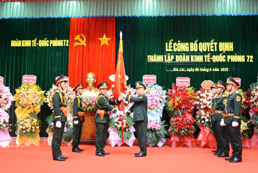 3-thieu-tuong-hoang-van-sy-tu-lenh-binh-doan-15-trao-quan-ky-quyet-thang-cho-doan-kt-qp-72.jpg