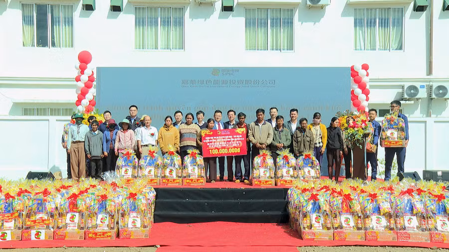 cong-ty-cp-dau-tu-nang-luong-xanh-trao-qua-cho-cac-ho-ngheo.jpg