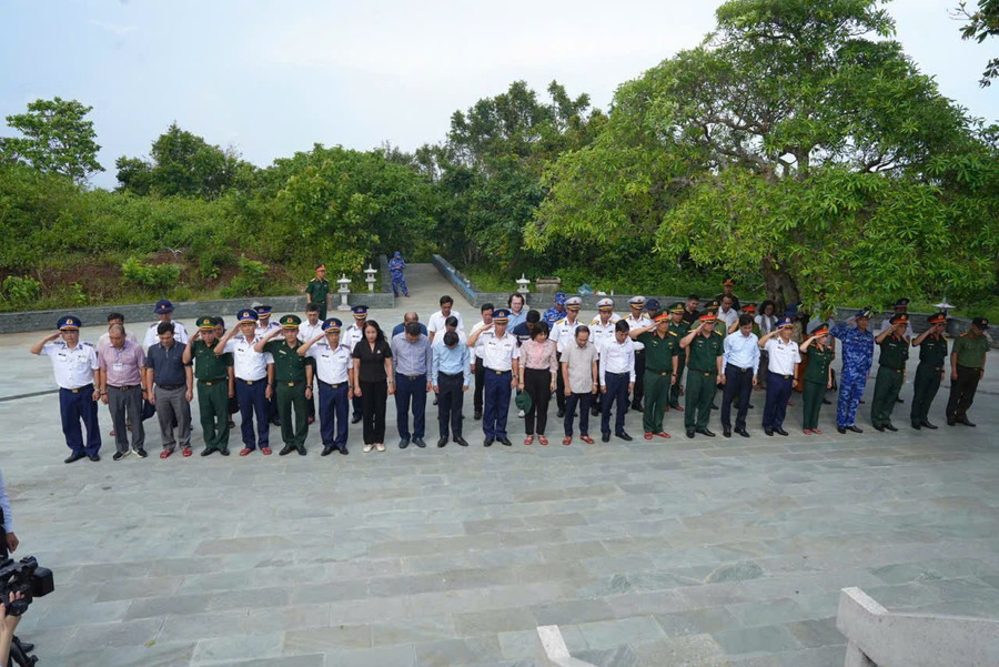 Đại biểu tưởng niệm các liệt sĩ tại Nghĩa trang Đặc khu Cồn Cỏ (Quảng Trị). Ảnh: Minh Trung dai-bieu-cac-doan-cong-tac-tuong-niem-cac-ahls-tai-nghia-trang-dac-khu-con-co-quang-tri.jpg