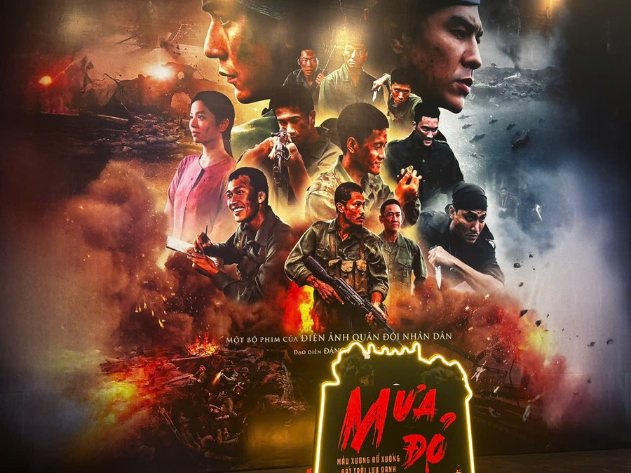 Poster phim "Mưa đỏ" được trưng bày tại sảnh rạp chiếu phim Touch Cinema. Ảnh: Ngọc Hằng z6944396982649-6b23da34d8211f71c1ccba90d2d8a4ac.jpg