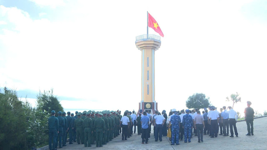 Đoàn công tác tổ chức lễ chào cờ tại Cột cờ Lý Sơn (tỉnh Quảng Ngãi). Ảnh: Minh Trung dai-bieu-cac-doan-cong-tac-chao-co-tai-cot-co-ly-son-quang-ngai1.jpg