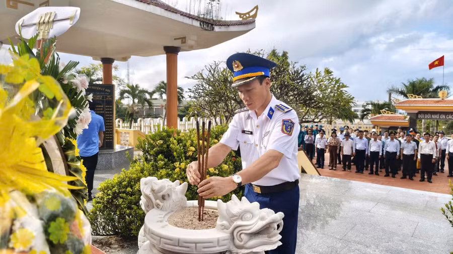 dai-ta-tran-hong-que-pho-chinh-uy-bo-tu-lenh-vung-canh-sat-bien-2-vieng-nghia-trang-nghia-trang-liet-si-dac-khu-ly-son-quang-ngai.jpg