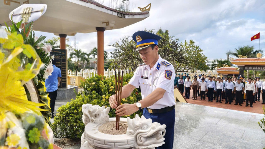 Đại tá Trần Hồng Quế-Phó Chính ủy Bộ Tư lệnh Vùng Cảnh sát biển 2, viếng nghĩa trang Nghĩa trang Liệt sĩ Đặc khu Lý Sơn (tỉnh Quảng Ngãi). Ảnh: Minh Trung dai-ta-tran-hong-que-pho-chinh-uy-bo-tu-lenh-vung-canh-sat-bien-2-vieng-nghia-trang-nghia-trang-liet-si-dac-khu-ly-son-quang-ngai.jpg