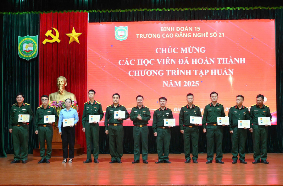 cac-hoc-vien-nhan-giay-chung-nhan-hoan-thanh-lop-boi-duong.jpg