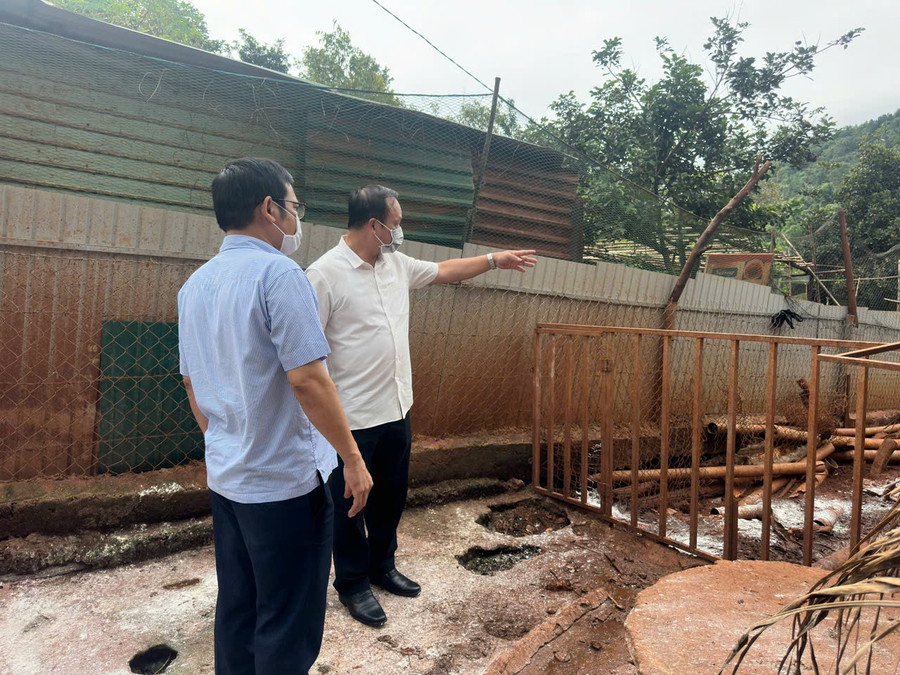 Phó Chủ tịch UBND tỉnh Dương Mah Tiệp (phải) kiểm tra tình hình dịch bệnh. Ảnh: N.H pho-chu-tich-ubnd-tinh-cung-cac-so-ban-nganh-kiem-tra-tinh-hinh-dich-benh-1.jpg