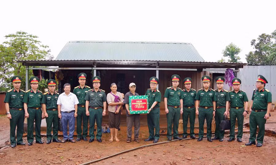 doan-cong-tac-bo-quoc-phong-va-binh-doan-15-den-tham-va-trao-qua-tang-cac-gia-dinh-co-hoan-canh-kho-khan-tren-dia-ban.jpg