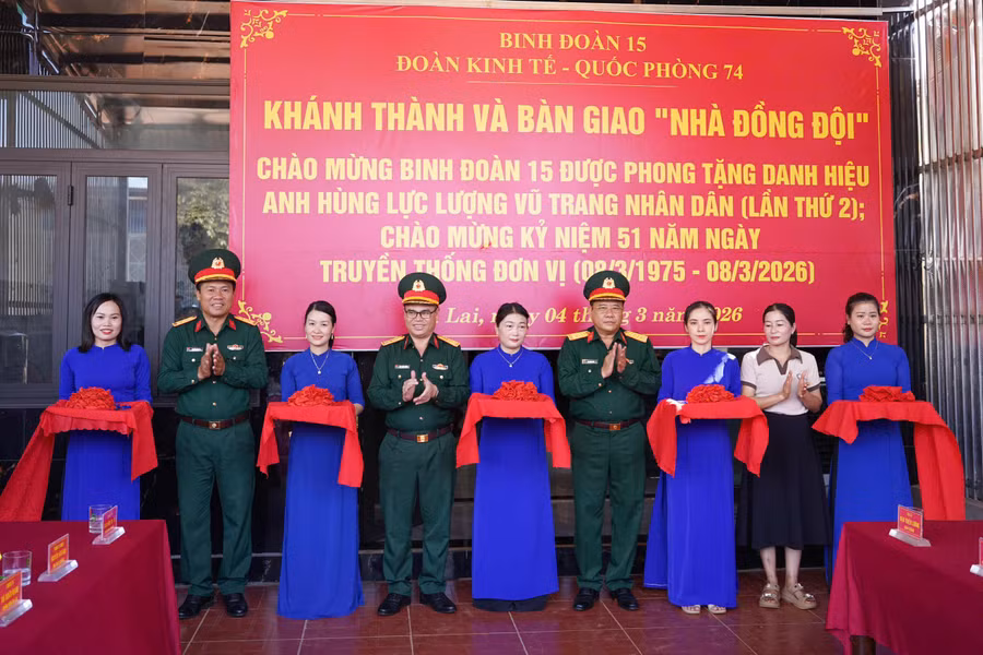 lanh-dao-doan-kinh-te-quoc-phong-74-va-dia-phuong-cat-bang-khanh-thanh-nha-dong-doi-tang-gia-dinh-dong-chi-truong-thi-my-dung.jpg