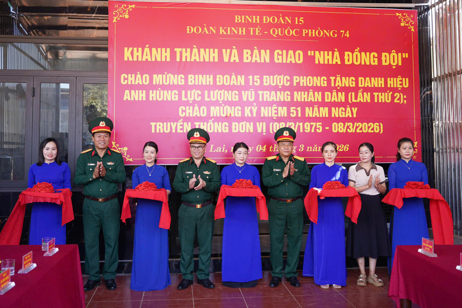 lanh-dao-doan-kinh-te-quoc-phong-74-va-dia-phuong-cat-bang-khanh-thanh-nha-dong-doi-tang-gia-dinh-dong-chi-truong-thi-my-dung.jpg